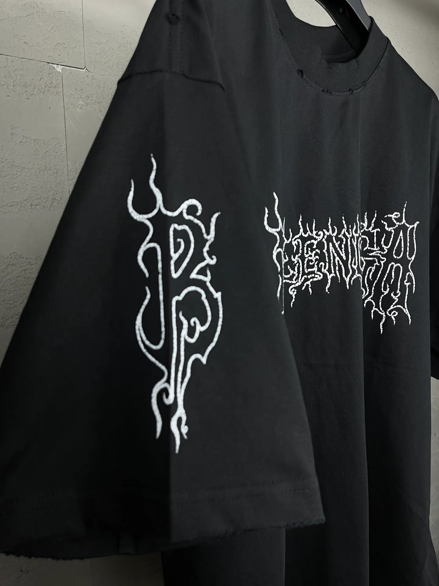 【 . Quality】BALENCI*GA/ .2024New Arrival LOGO T 。 . Authentic ， ！ ZP 。 260 ， . ， ，。 。Classic LOGO ， ， 。 . ， ， ， OS . Same Style ：BL 233303 ：Black，White，Yellow， Size：XS L